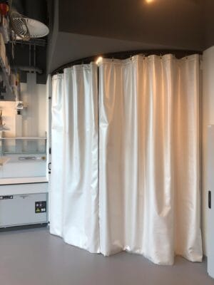 Lasersuojaverho kiinteällä kiskokiinnityksellä tuotantoympäristössä