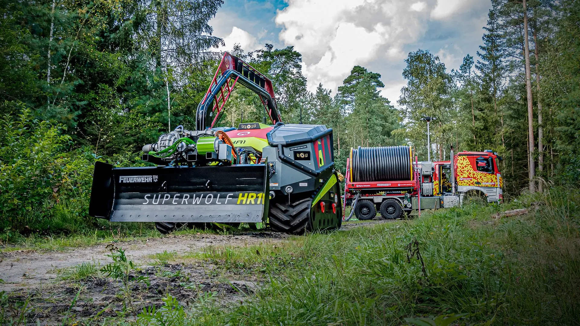 SuperWolf HR1 sammutusrobotti maasto- ja metsäpalotehtävässä